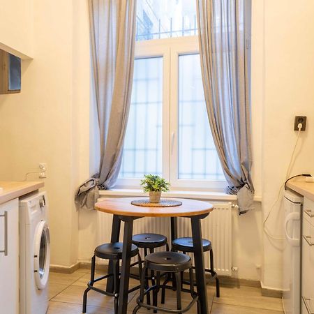 Lovely Apartment In Party Street Ka10 Budapest Bagian luar foto