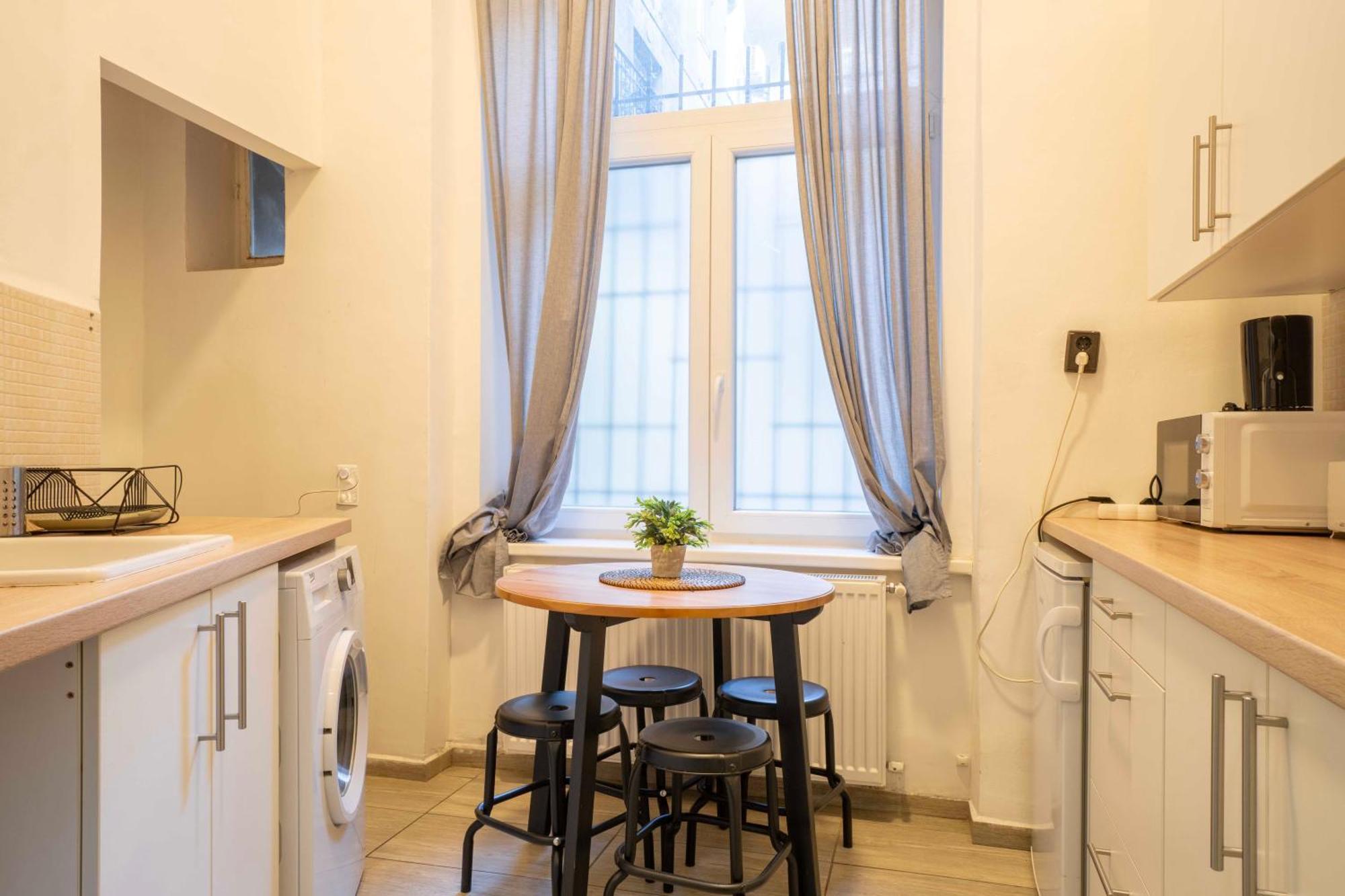 Lovely Apartment In Party Street Ka10 Budapest Bagian luar foto